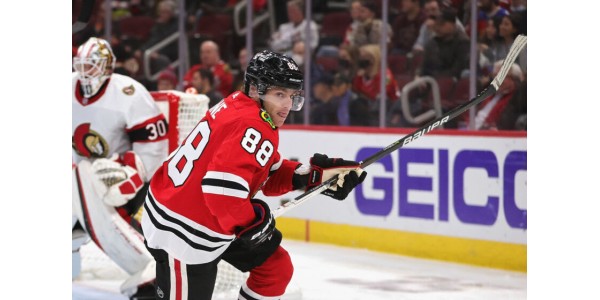 De terugkeer van Patrick Kane bezorgt de Chicago Blackhawks hun eerste wedstrijdzege